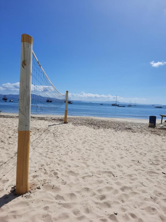 Beachvolleyball und Fußball